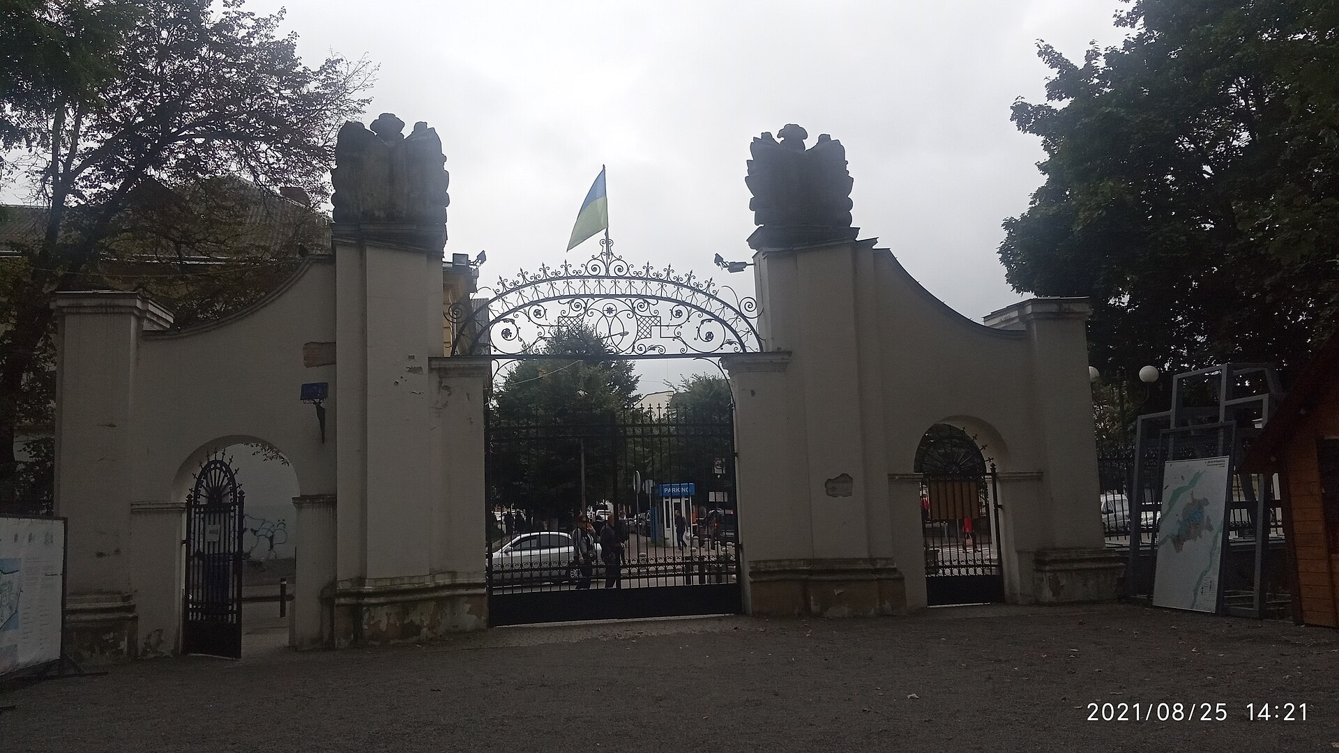 В’їзна брама комплексу Потоцьких із двома високими мурованими пілонами, металевими воротами й бічними проходами